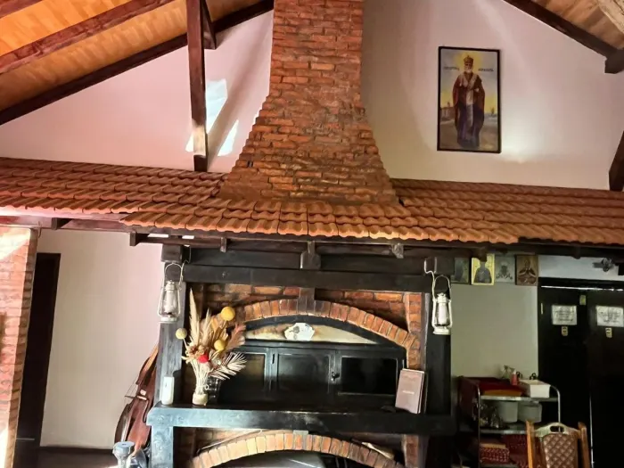 Ognjište i ikona Svetog Nikole